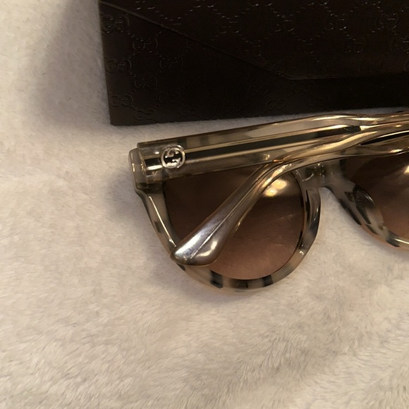 Authentic Gucci Sunglasses with case - Picture 4 of 14